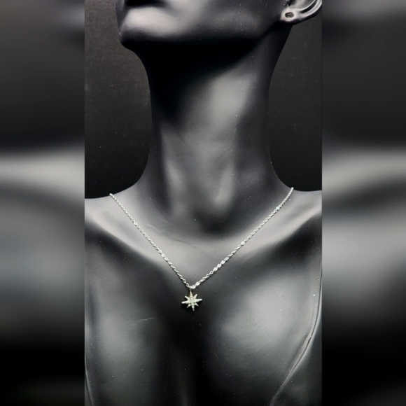Elegant Sterling Silver Star Pendant Necklace - Picture 4 of 5